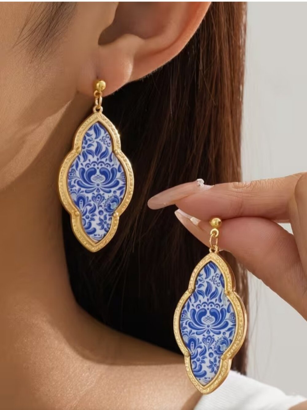 NEW Blue and White Chinoiserie Scalloped Gold Frame Drop Earrings